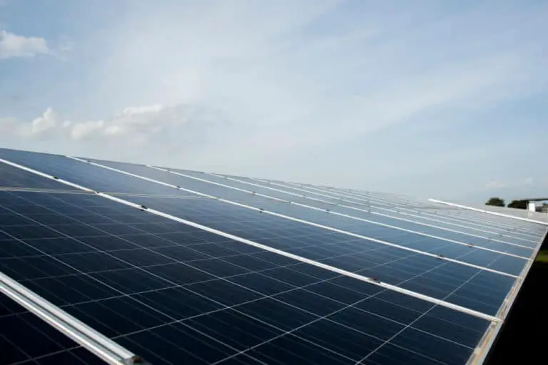 ¿Cuánto produce un panel solar por m2?