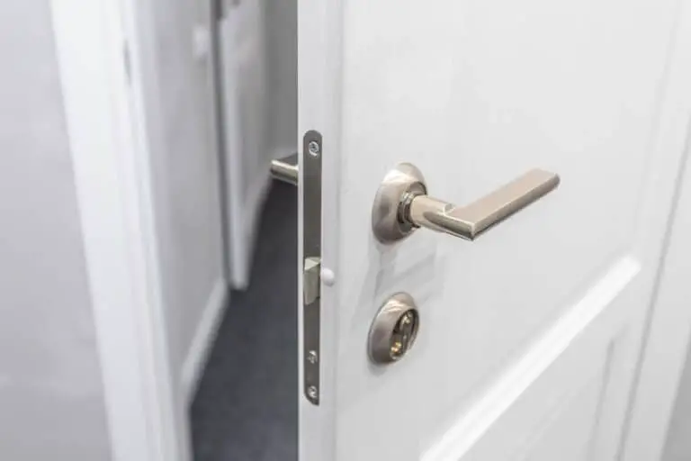 ¿Cubre la rotura de una puerta el seguro de hogar?