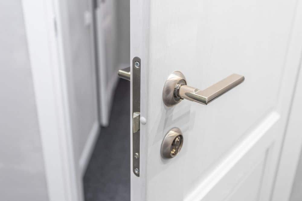 ¿La rotura de una puerta la cubre el seguro de hogar?